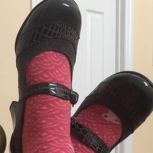 Gray multi-leather mary jane pumps